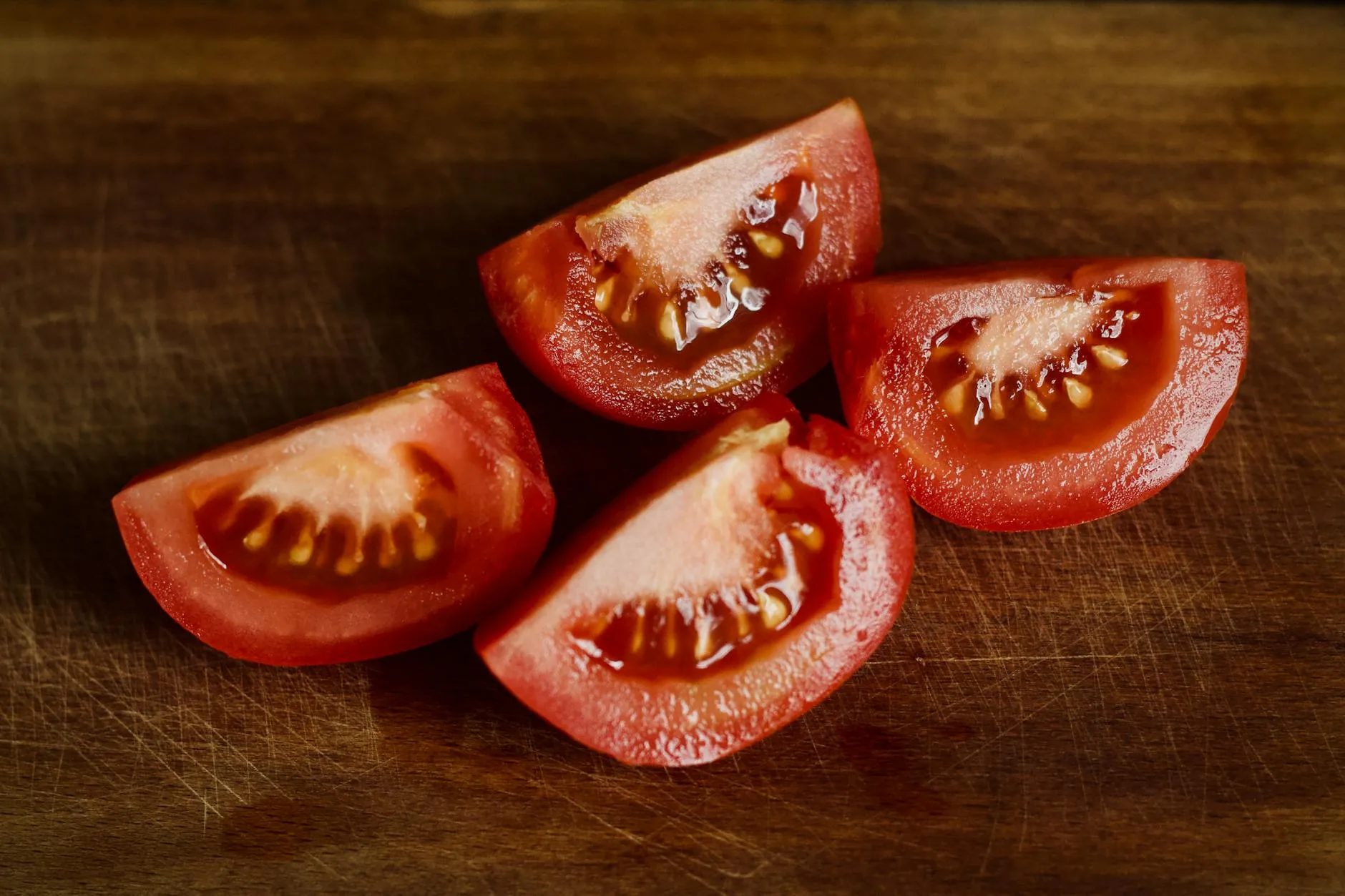 Aufgeschnittene Tomate mit sichtbaren Samenkernen
